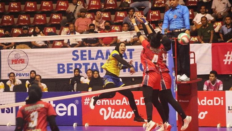 Pertandingan Livoli Divisi Utama 2022 antara TNI Angkatan Udara melawan Kharisma Premium Bandung di Sritex Arena Solo, Selasa (19/10/22). Foto: Nofik Lukman Hakim - INDOSPORT