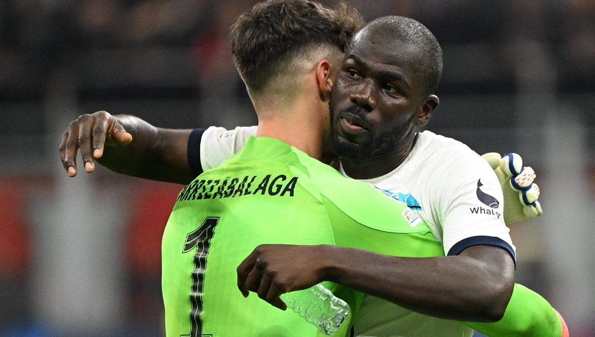 Sukses Napoli menjadi juara Liga Italia (Serie A) 2022/2023 dipastikan membuahkan perasaan campur aduk bagi Kalidou Koulibaly. Foto: REUTERS/Alberto Lingria