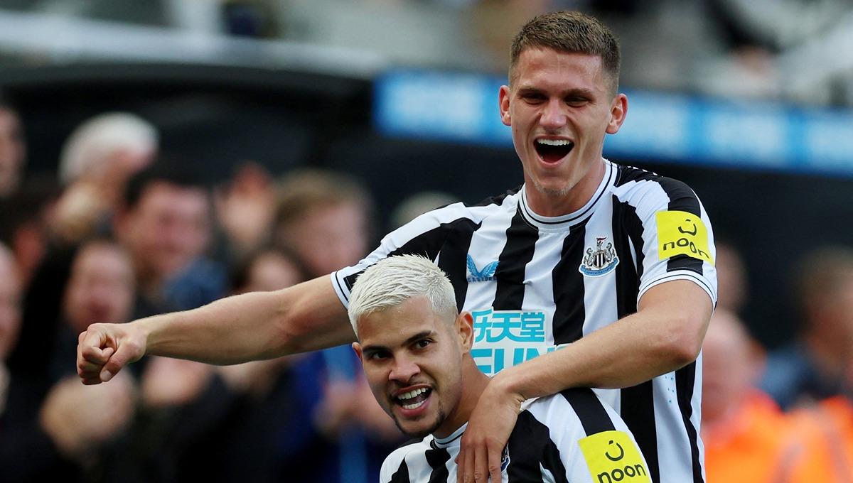 Bruno Guimaraes dan Sven Botman, pemain Newcastle United. Foto: REUTERS/Lee Smith