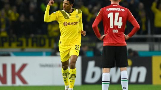 Jude Bellingham dalam laga DFB Pokal antara Hannover vs Borussia Dortmund
