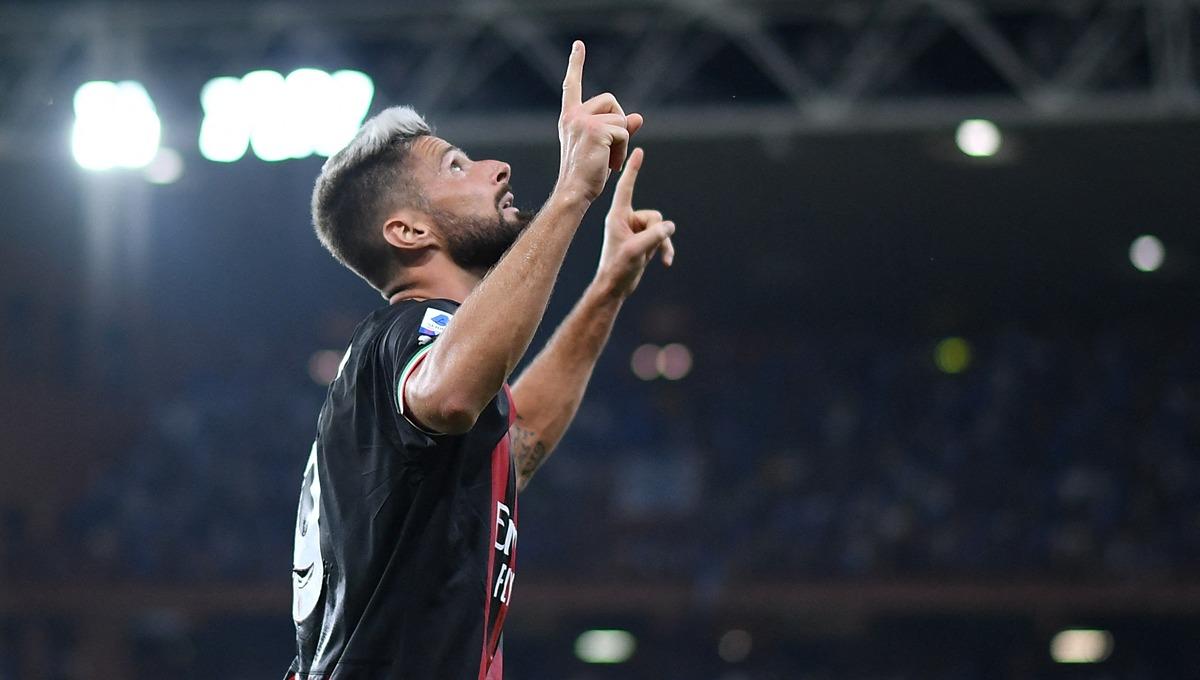 Dengan kartu merah dan gol penentu kemenangannya, Olivier Giroud benar-benar jadi pusat perhatian di laga AC Milan vs Spezia. Foto: REUTERS/Daniele Mascolo - INDOSPORT