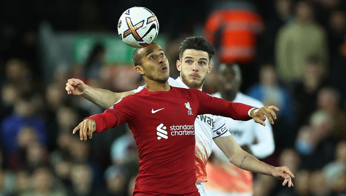 Duel antara Thiago Alcantara dengan Declan Rice dalam laga Liga Inggris antara Liverpool vs West Ham United - INDOSPORT
