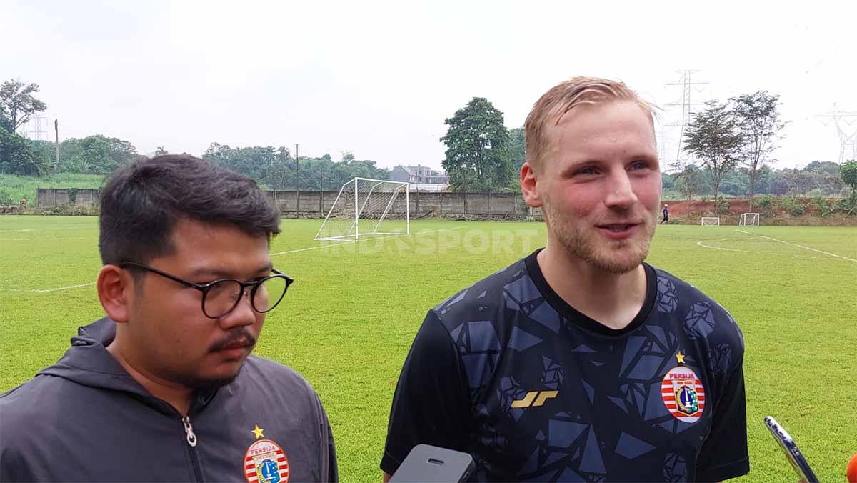 Pemain Asing Persija Jakarta, Hanno Behrens saat memberikan keterangan selepas latihan di Depok. (Foto: Zainal Hasan/INDOSPORT)
