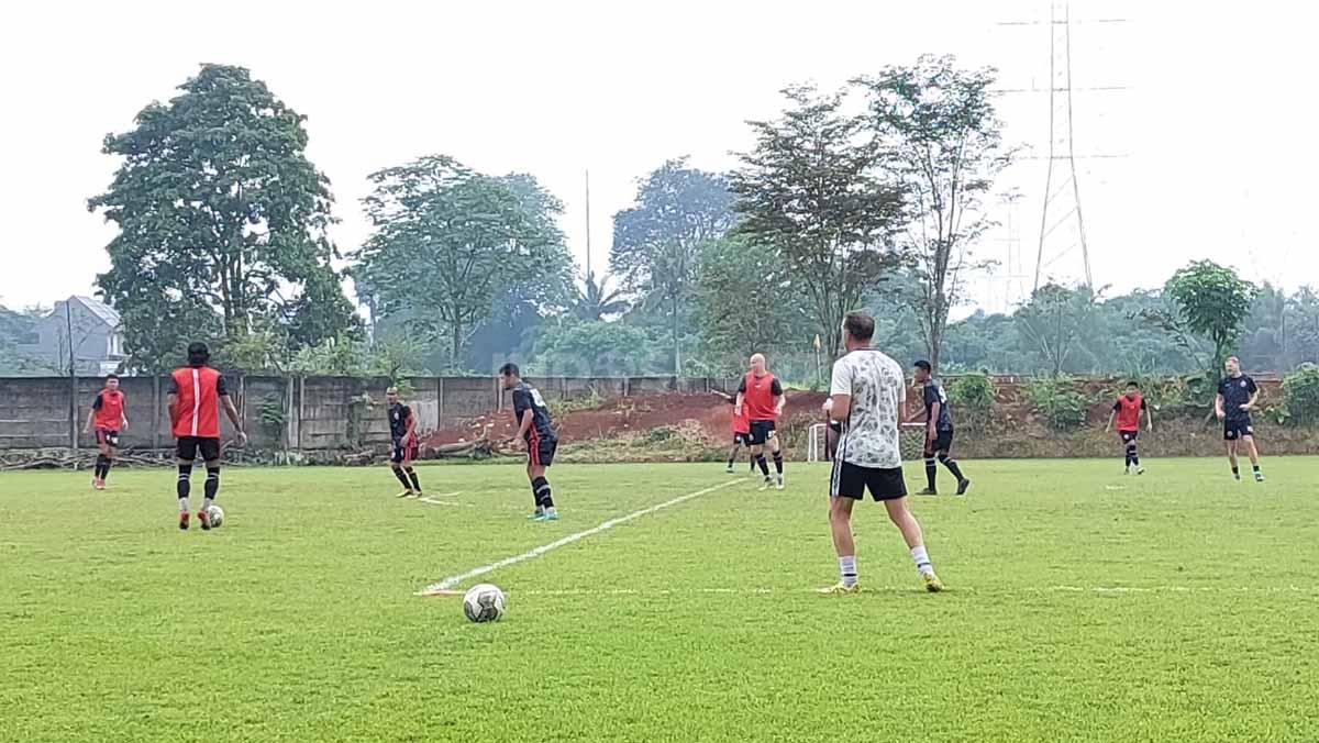 Pelatih Persija Jakarta, Thomas Doll memberikan materia latihan terhadap skuadnya. (Foto: Zainal Hasan/INDOSPORT)