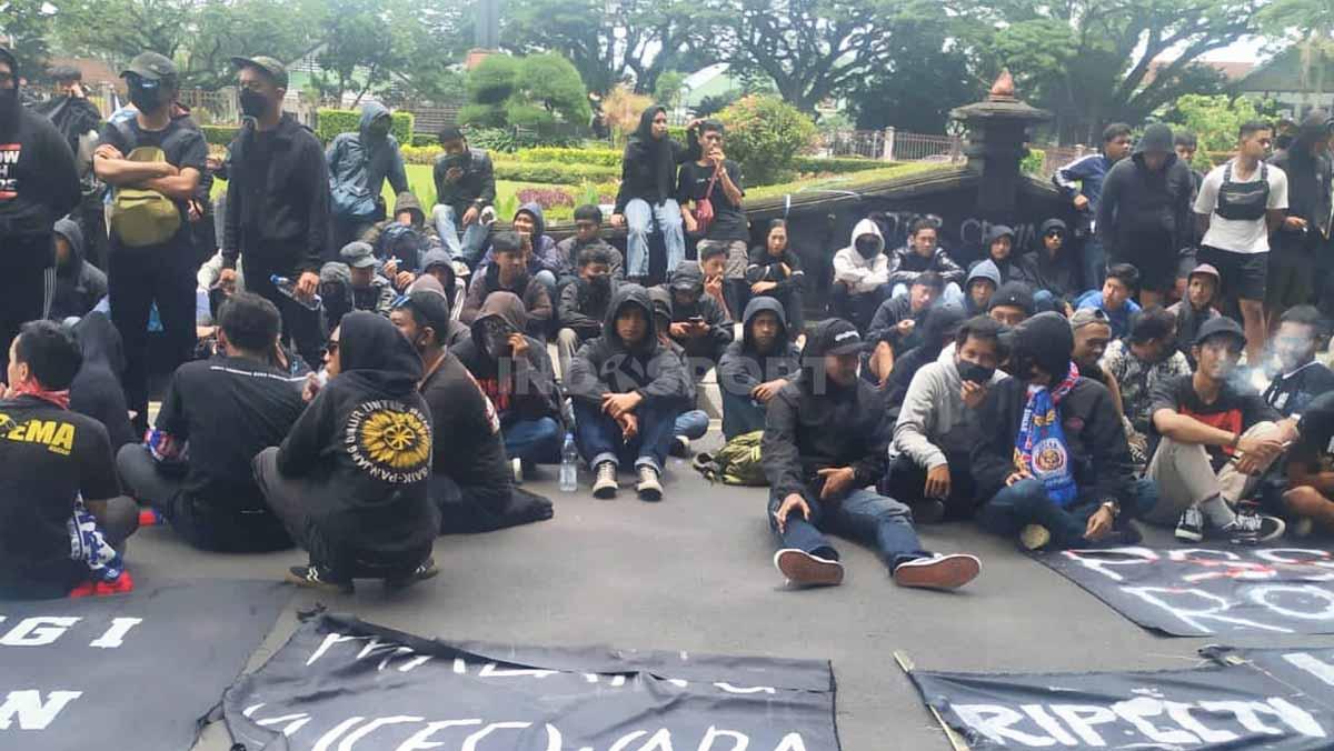 Aksi Arek-arek Malang di Balai Kota Malang. (Foto: Ian Setiawan/INDOSPORT)