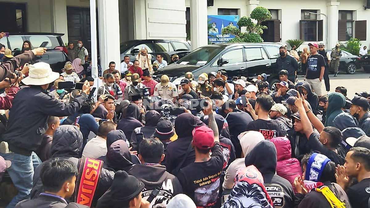 Wali Kota Malang, Sutiaji menemui massa aksi demonstrasi rombongan ke-2 di Balai Kota. (Foto: Ian Setiawan/INDOSPORT) - INDOSPORT
