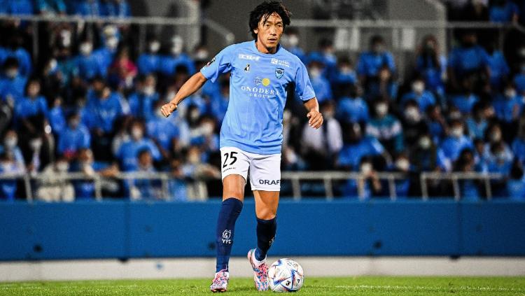 Gelandang Yokohama FC, Shunsuke Nakamura berhasil membawa timnya promosi ke J1 League musim depan.