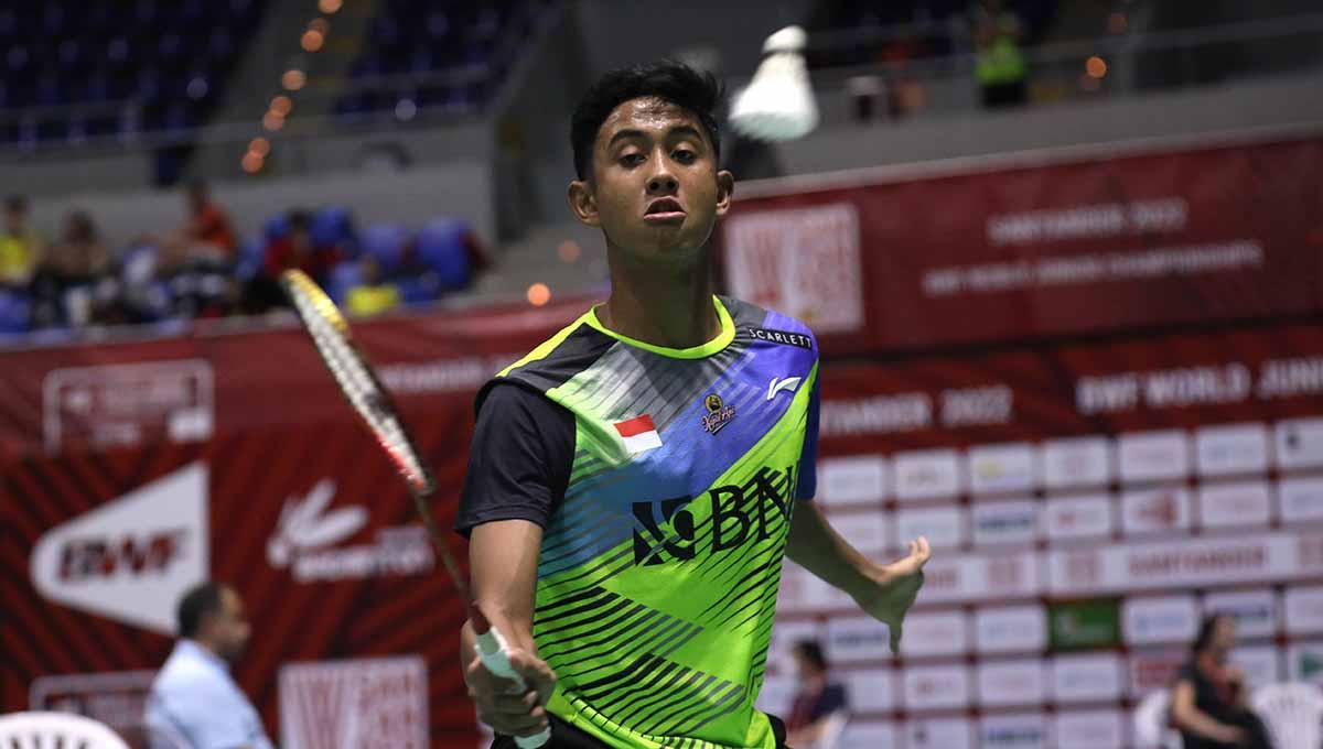 Tunggal putra Indonesia, Alwi Farhan, mendapat ledekan dari Christian Adinata usai menghadapi wakil China di ajang beregu Badminton Asia Junior Championships. (Foto: PBSI)