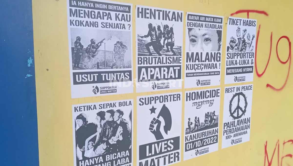 Poster-poster juga bertebaran di dinding.