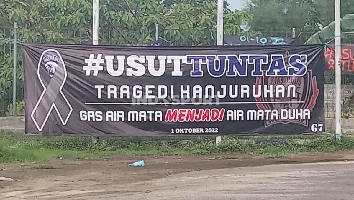 Spanduk usut tuntas bertebaran di Stadion Kanjuruhan.