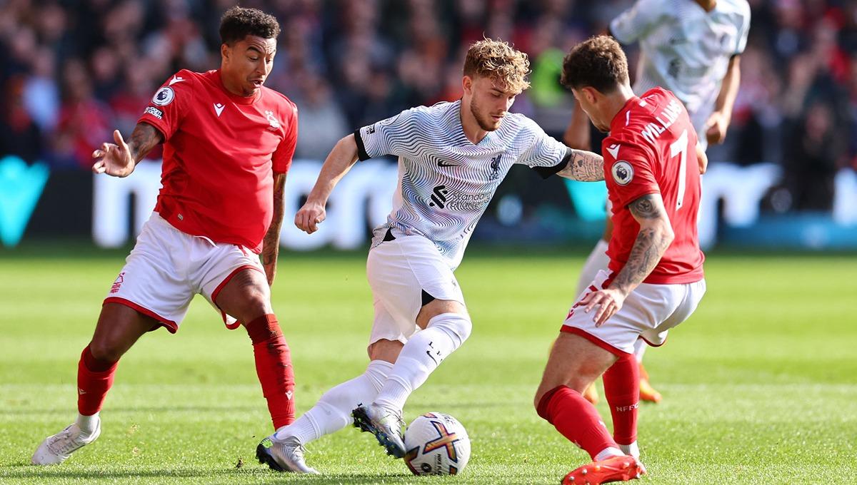 Duel antara Harvey Elliott dengan Jesse Lingard dan Neco Williams dalam laga Liga Inggris antara Nottingham Forest vs Liverpool
