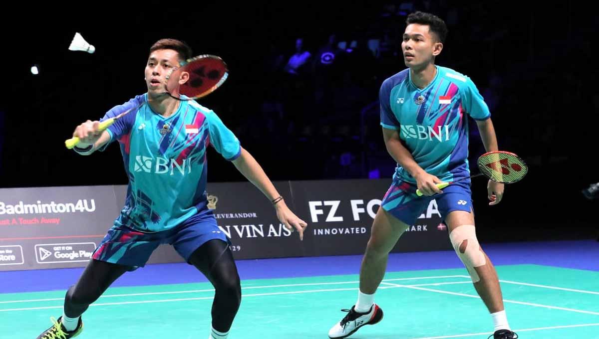 Ada momen kocak saat ganda putra Muhammad Rian Ardianto kepental servis ‘joroknya’ sendiri saat jumpa Kevin/Marcus di final Denmark Open 2022, Minggu (23/10/22).