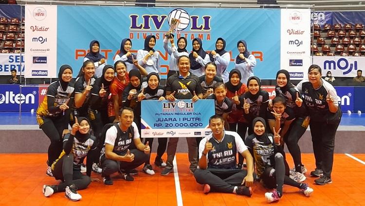 Tim voli putri TNI Angkatan Udara saat merayakan juara grup Solo di Livoli Divisi Utama 2022. Foto: Nofik Lukman Hakim - INDOSPORT