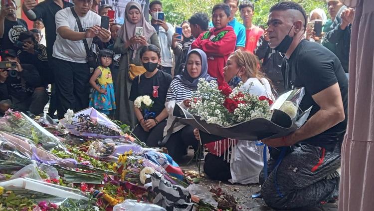 Cristian Gonzales saat meletakkan bunga duka cita di pintu 13 Stadion Kanjuruhan, Minggu (22/10/22).
