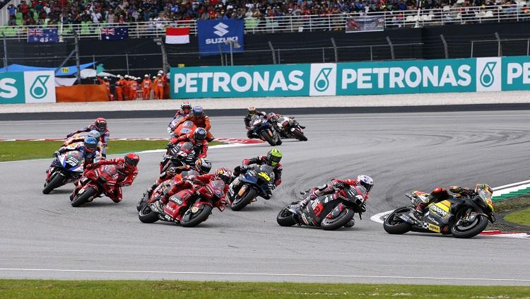 Pembalap Ducati Lenovo Francesco Bagnaia beraksi dengan pengendara selama balapan di MotoGP Malaysia 2022 REUTERS/Hasnoor Hussain - INDOSPORT