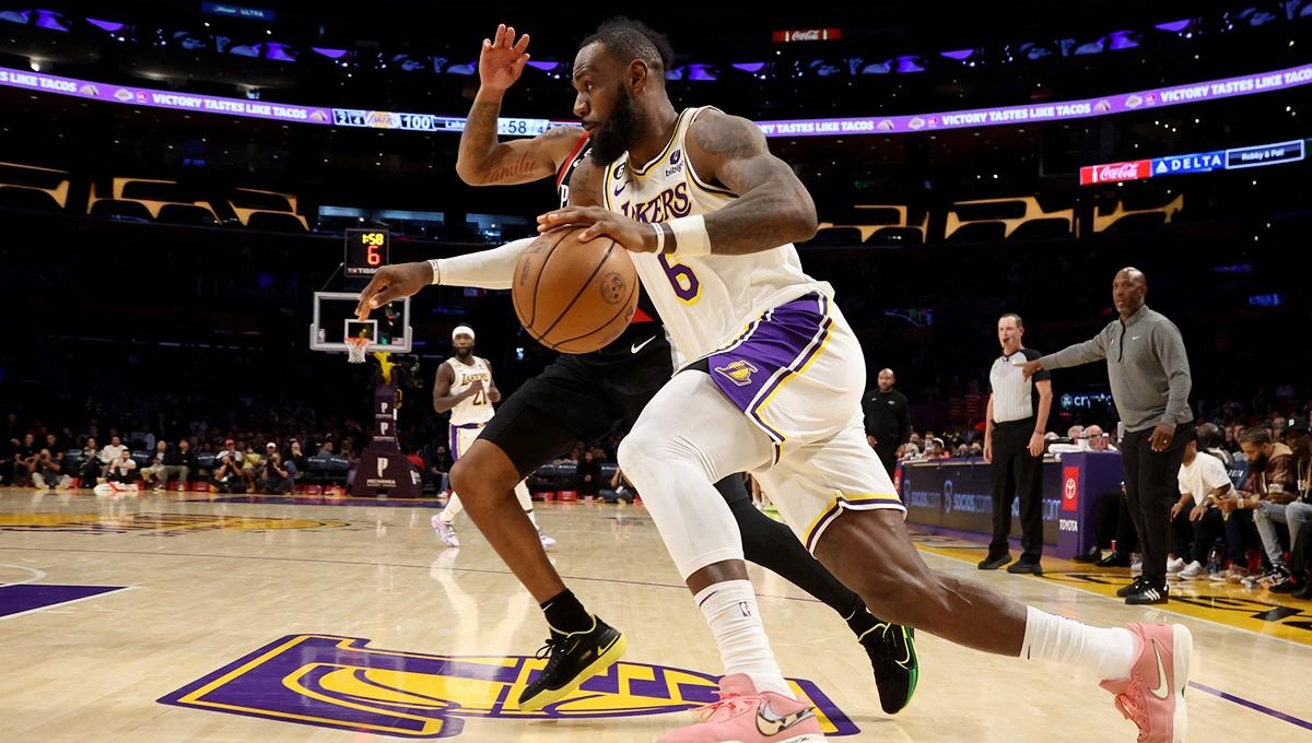 Aksi LeBron James dalam laga NBA antara Los Angeles Lakers vs Portland Trail Blazer
