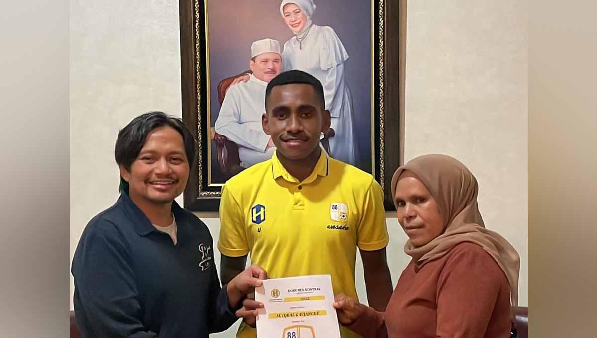 Kapten Timnas Indonesia U-17, Muhammad Iqbal Gwijangge saat teken kontrak di klub Liga 1 Barito Putera, didampingi sang ibu, Besinah Haluk. (Foto: Barito Putera)