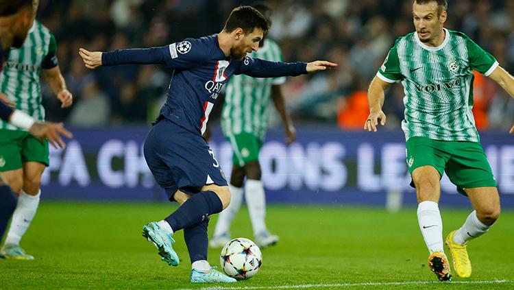 Aksi Paris Saint-Germain (PSG), Lionel Messi coba melewati pemain Maccabi Haifa di Liga Champions.