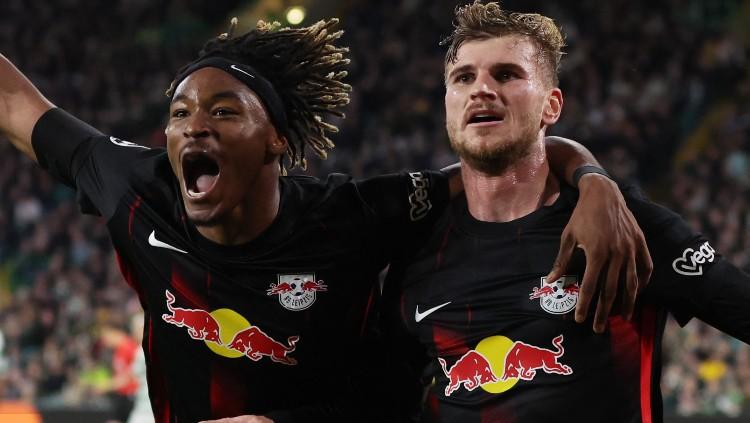 Timo Werner (kanan) bersama Mohamed Simakan di laga Celtic vs RB Leipzig (12/10/22). (Foto: Reuters/Lee Smith)