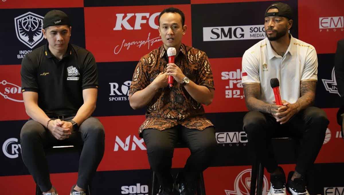 Junas Miradiarsyah (direktur utama IBL/tengah), Avan Seputra (Satria Muda) dan Jamarr Johnson (Dewa United/baju putih) di IBL Cup 2022. (Foto: IBL/Perbasi)