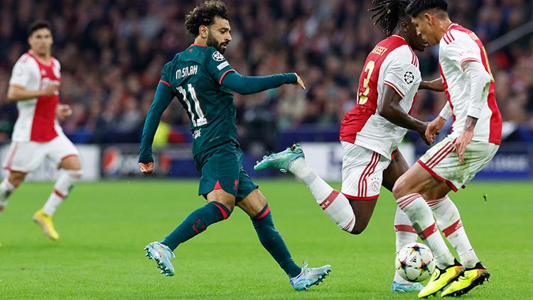Mohamed Salah berusaha melewati pemain Ajax di Liga Champions.