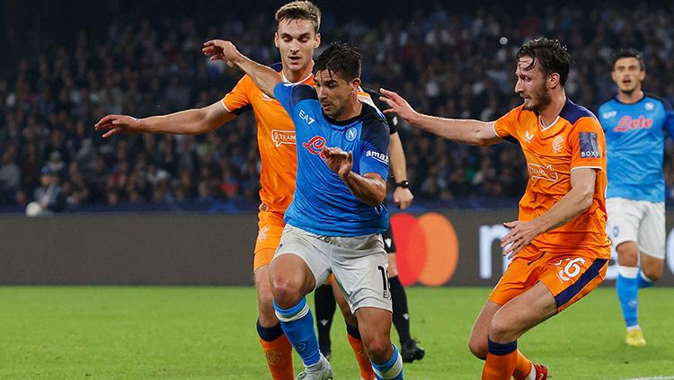 Aksi perebutan bola antara pemain Napoli dengan Rangers di Liga Champions.