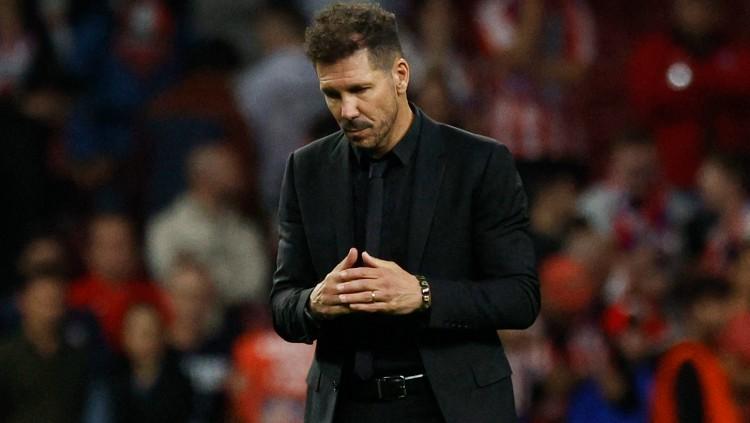 Ekspresi kecewa Diego Simeone saat Atletico Madrid tersingkir dari Liga Champions 2022/23 (27/10/22). (Foto: REUTERS/Susana Vera)