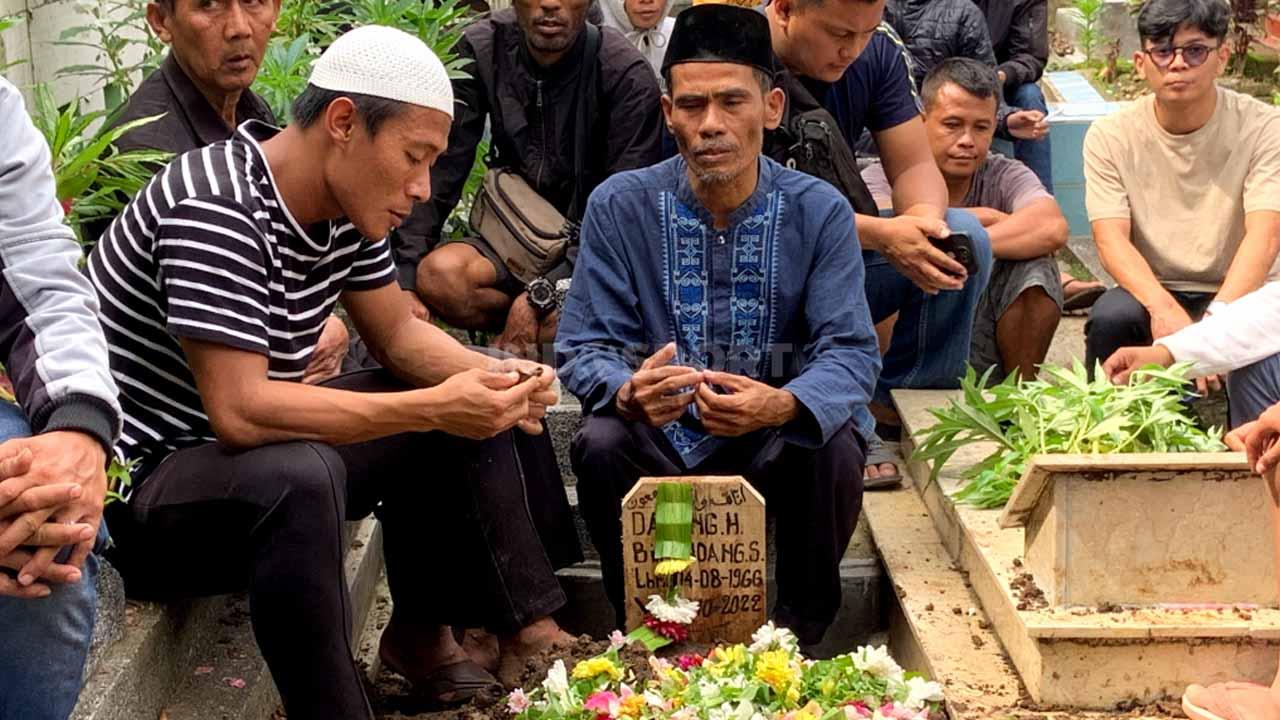 Bek Persib Bandung, Henhen Herdiana, berdoa di makam ayahnya. (Foto: Arif Rahman/INDOSPORT)
