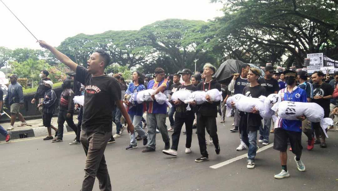 Aremania menggotong pocong sebagai tanda para korban Tragedi Kanjurahan.