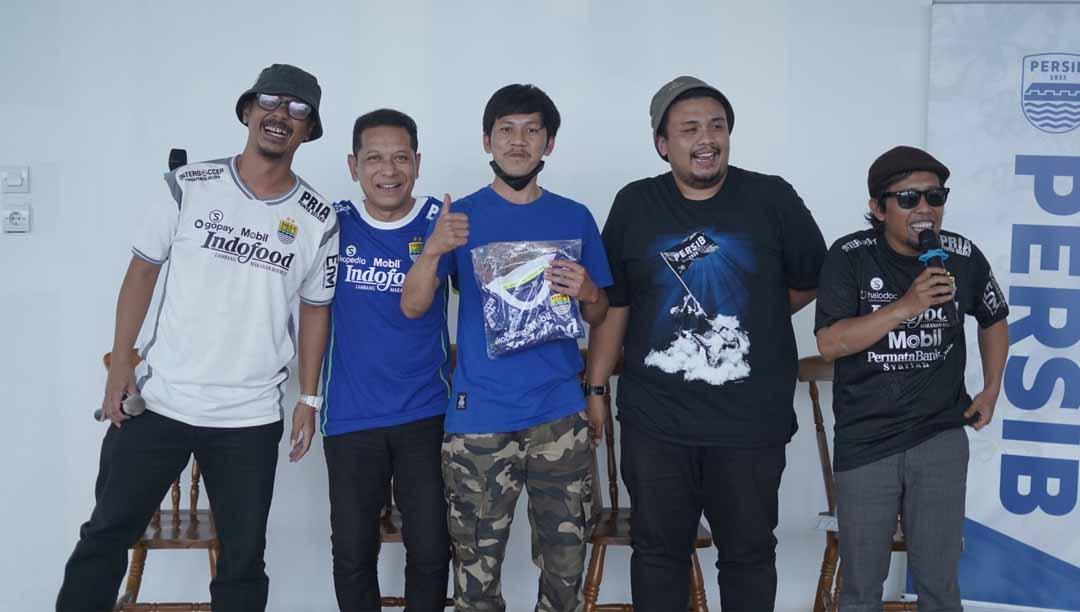 Persib Bandung, melalui program 'Sampurasun' menghadirkan spirit Sumpah Pemuda bersama dengan anggota Viking Persib Club (VPC) di Cicalengka. - INDOSPORT