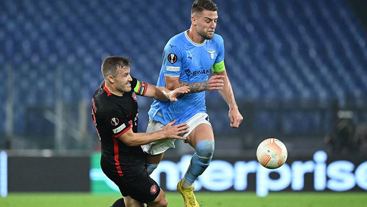 Perebutan bola antara pemain Lazio dengan Midtjylland di Liga Europa.