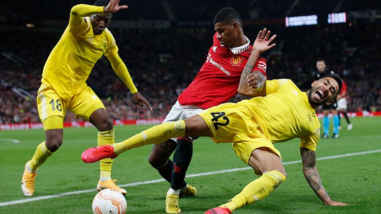 Perebutan pemain Manchester United dengan Sheriff di Liga Europa.