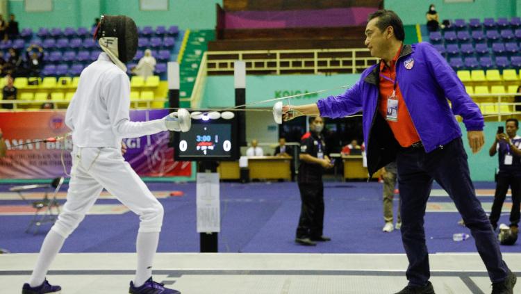 Ketum PB IKASI, Agus Suparmanto (kanan) membuka Kejurnas Anggar 2022 di GOR POPKI Cibubur, Jumat (28/10/22).
