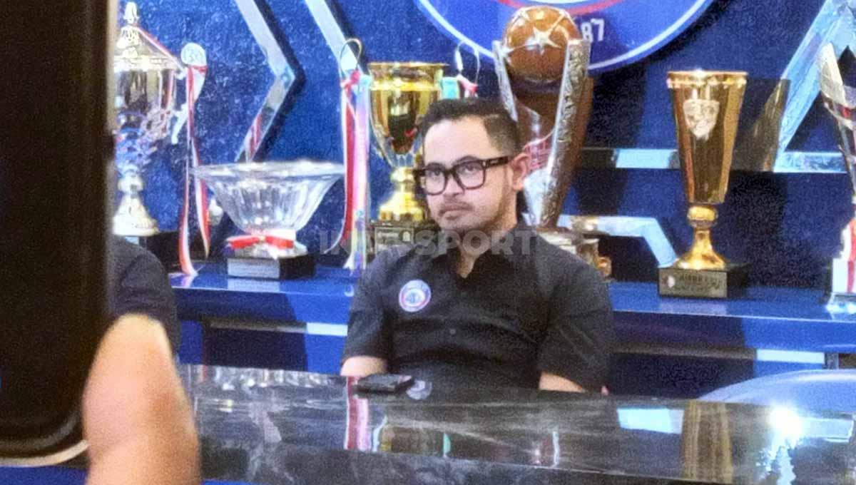 Gilang Widya Pramana memutuskan untuk mundur dari jabatan Presiden Arema FC pada Sabtu (29/10/22).