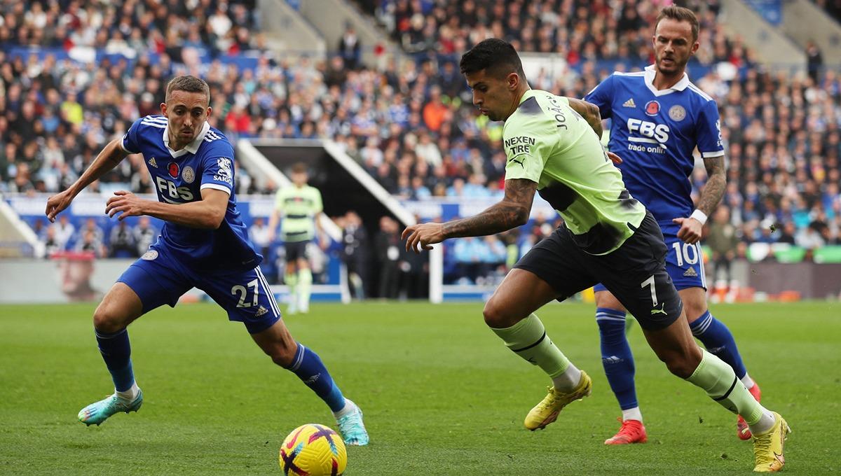 Duel antara Joao Cancelo denagn Timothy Castagne dan James Maddison dalam laga Liga Inggris antara Leicester City vs Manchester City - INDOSPORT