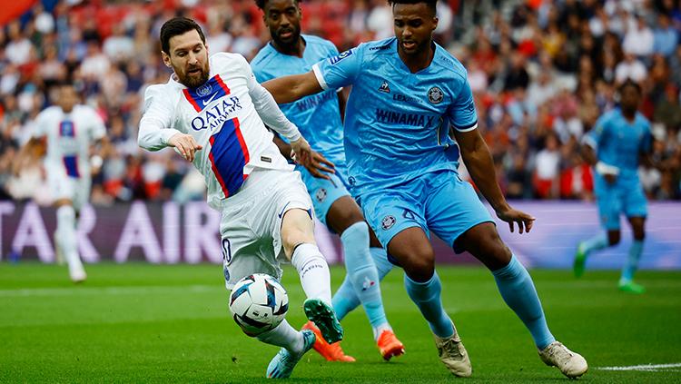 Pemain PSG, Lionel Messi, saat berusaha melindungi bola dari rebutan pemain Troyes di Liga Prancis.