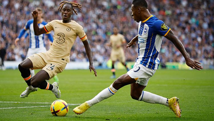 Pemain Chelsea berusaha mengadang umpan silang pemain Brighton di Liga Inggris.