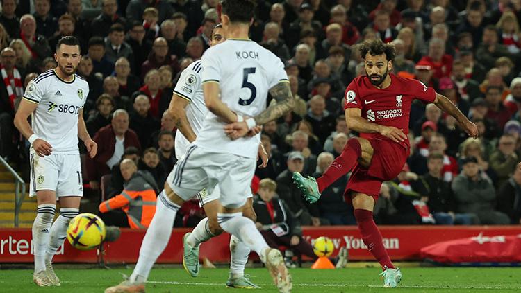 Pemain Liverpool, Mohamed Salah saat melepaskan tendangan ke arah gawang Leeds United. - INDOSPORT