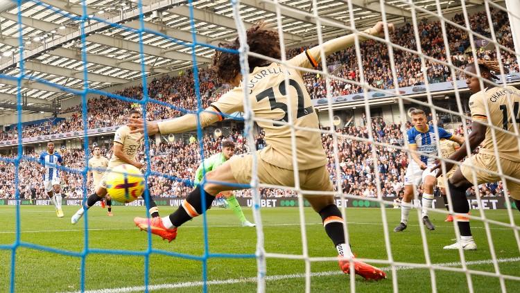 Marc Cucurella kembali tampil mengesankan ketika melakoni laga Leicester City vs Chelsea di Liga Inggris (Premier League) 2022-2023 sebagai bek tengah kiri. Foto: Reuters/John Sibley.