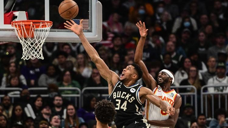 Aksi Giannis Antetokounmpo kala Milwaukee Bucks menghadapi Atlanta Hawks (30/10/22). (Foto: Reuters/Benny Sieu-USA TODAY Sports)