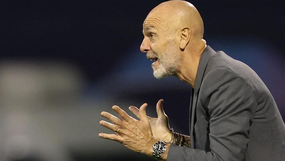 Kiper yang dikaitkan dengan AC Milan yakni Marco Sportiello, punya kisah sedih dengan Stefano Pioli. Foto: REUTERS/Antonio Bronic.