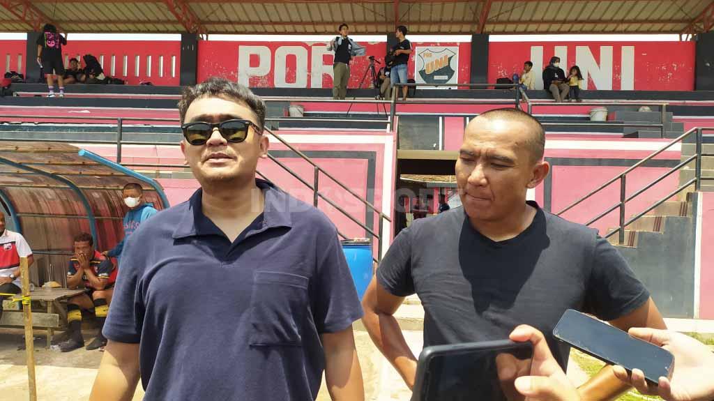 CEO Jebreeetmedia selaku partner dari pengelola Lapangan UNI, Valentino Simanjuntak (kiri) dan mantan pemain Persib, Boy Jati Asmara, sekaligus perwakilan pengurus SSB UNI.