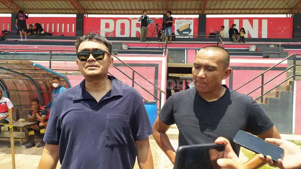 Mantan Persib Bandung yang sekaligus pengurus sekolah sepak bola (SSB) UNI, Boy Jati Asmara, bersyukur lapangan tempat latihan anak asuhnya akan direnovasi menjadi standar FIFA. - INDOSPORT