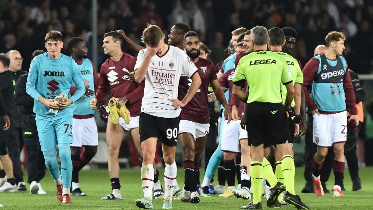 Charles De Ketelaere menutup wajahnya usai AC Milan dikalahkan Torino (31/10/22). Foto: REUTERS/Massimo Pinca. - INDOSPORT