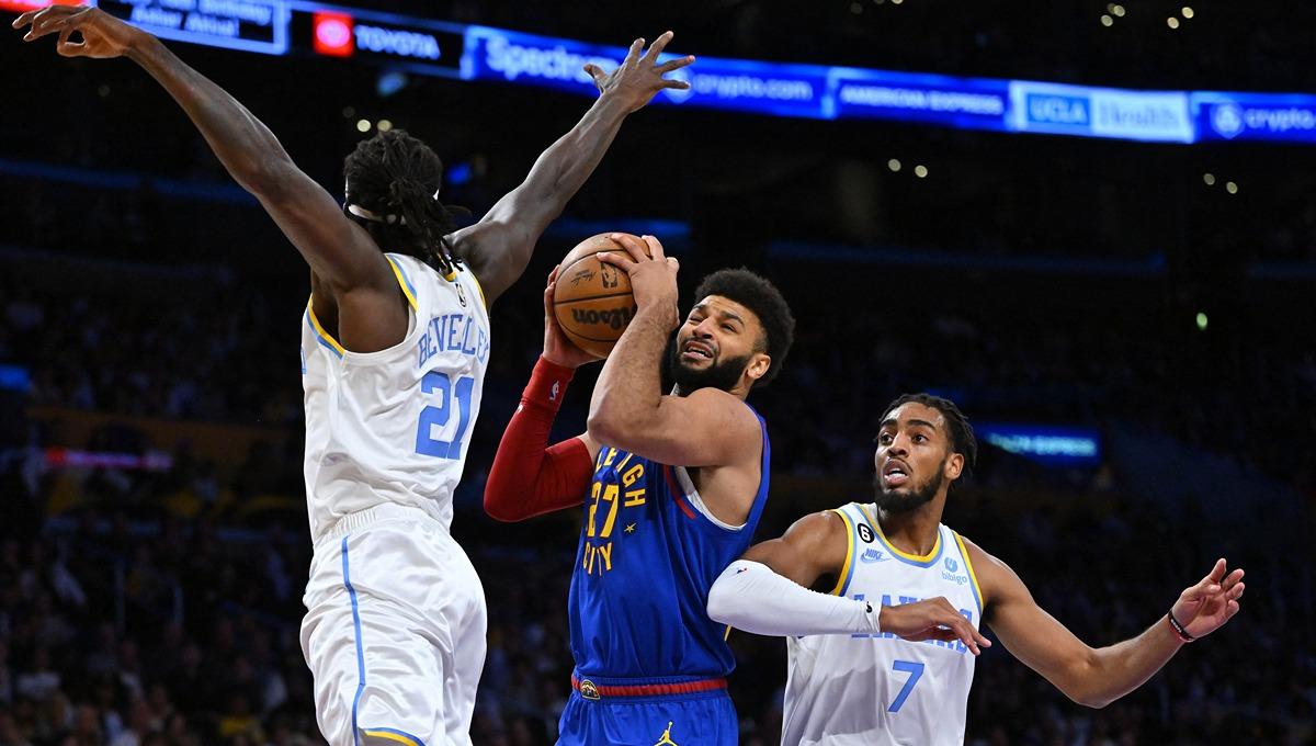Aksi Jamal Murray dengan Patrick Beverley dan Troy Brown Jr dalam laga NBA antara Denver Nuggets vs Los Angeles Lakers