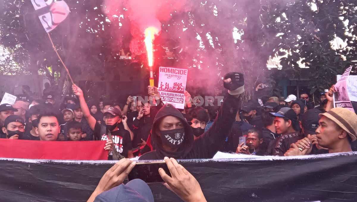 Aremania demo di Kejari Kota Malang. (Foto: Ian Setiawan/INDOSPORT)