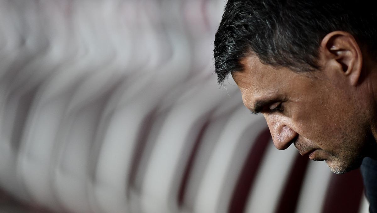 Legenda AC Milan, Paolo Maldini memberikan ekspresi datar usai putranya Daniel Maldini mencetak gol ke gawang Rossoneri. Foto: REUTERS/Massimo Pinca