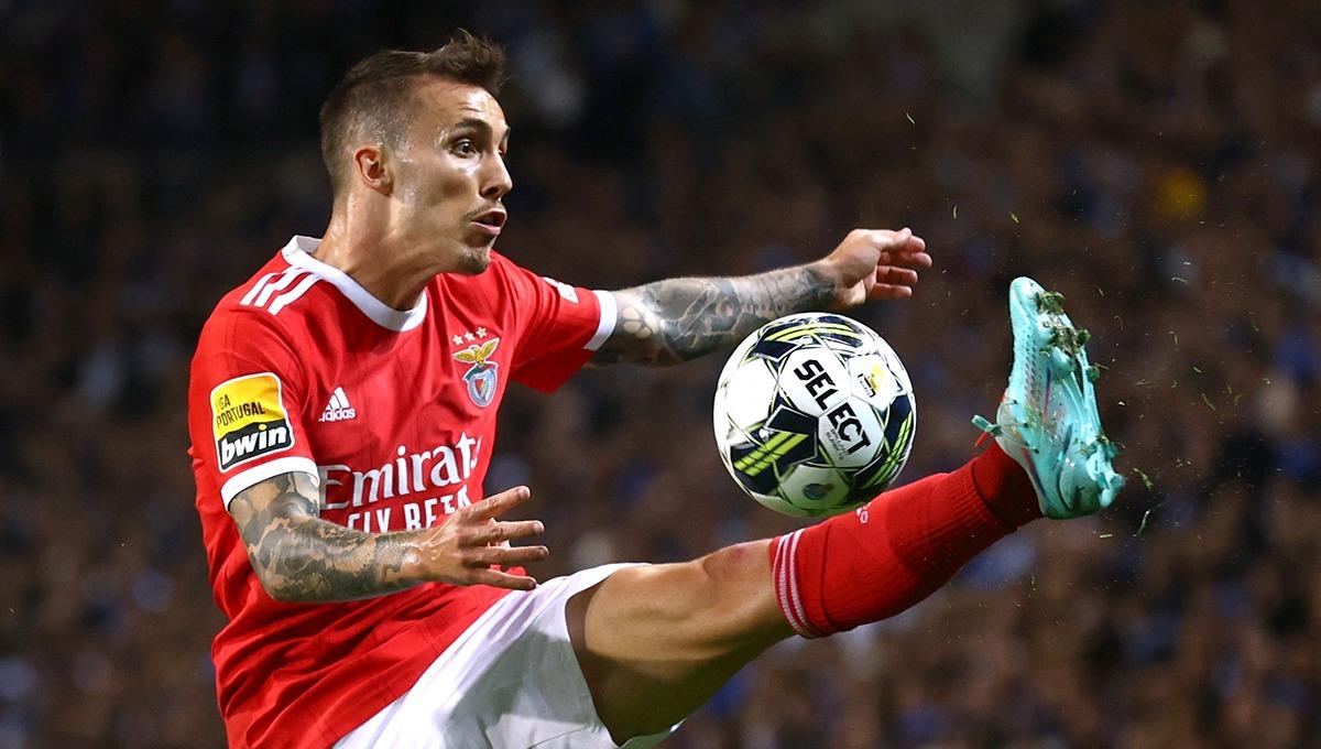 Alejandro Grimaldo, pemain Benfica. Foto: REUTERS/Pedro Nunes