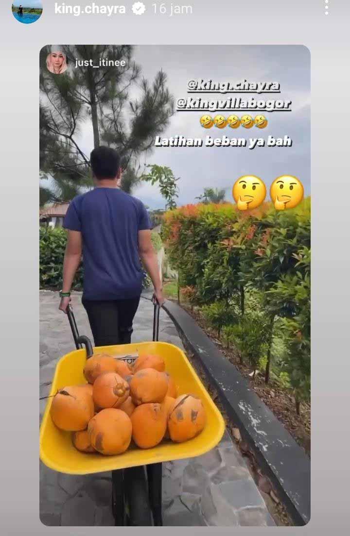 Absen di Hylo Open 2022, potret Mohammad di kebun kelapa. (Foto: Instastory@king.chayra) Copyright: Instastory@king.chayra