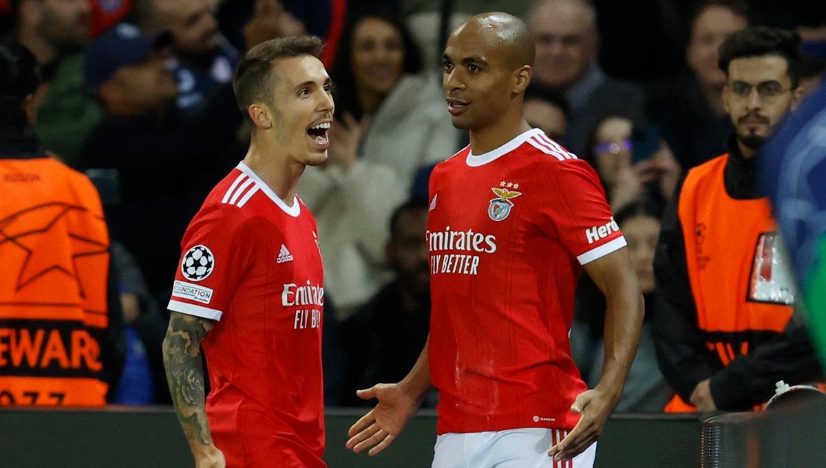 Alejandro Grimaldo (kanan) dengan Joao Mario, pemain Benfica. Foto: REUTERS/Gonzalo Fuentes - INDOSPORT